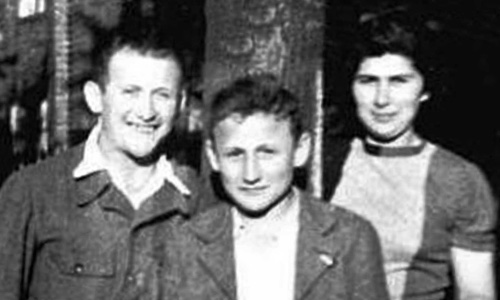 Menachem 'Moniek' Lipszyc with his siblings in April of 1945